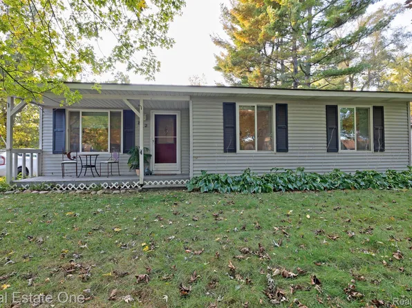 892 Gill St, Oxford, MI 48371