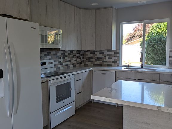 3rd image of 1020 E Illinois St