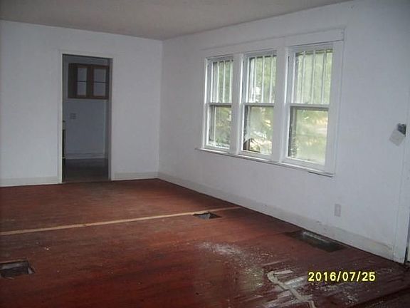 3rd image of 350 Maxwell Pl