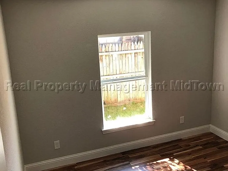2325 Warwick Ave — Photo 26