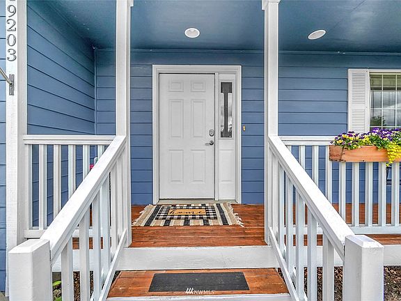 Welcoming front Patio.