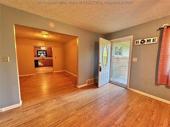 4th image of 109 Valley Dr