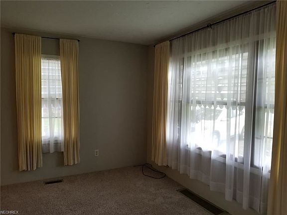 5th image of 107 Janice St
