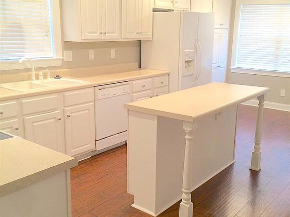 4th image of 302 Wyndhurst Dr