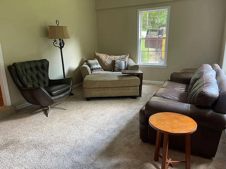 910 Crawford Cir — Photo 3