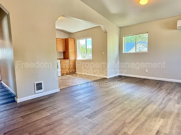 1212 E Sherman Ave — Photo 2