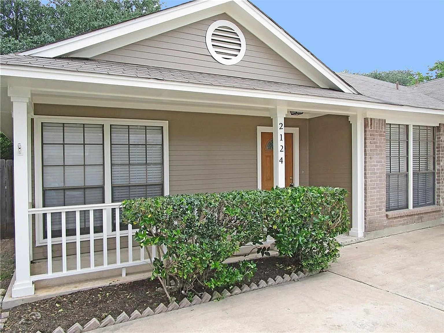 3 bed, 2.0 bath, 1636 sqft, $2,200 — Photo 2