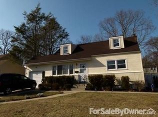 71 Brookes Rd, North Babylon, NY 11703