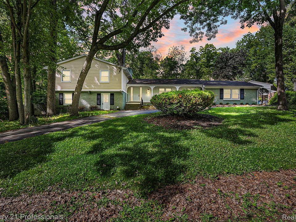 1st image of 745 Hawthorne Dr