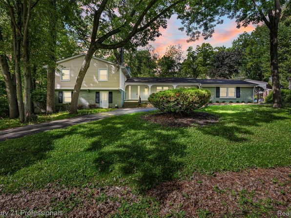 745 Hawthorne Dr