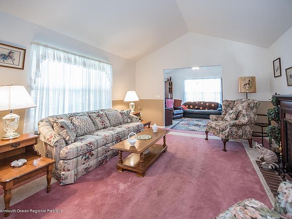 3rd image of 16 Morning Glory Ln