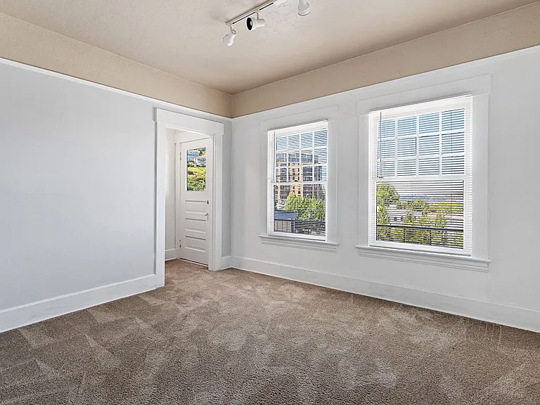 1 Bedroom with den close to SW! Walking distance to Providence Park! — Photo 11
