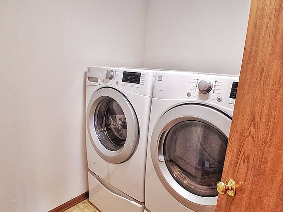 3rd image of 224 Charleston Ct Unit 1