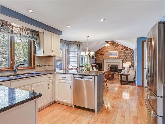 3rd image of 64 Forestview Ct