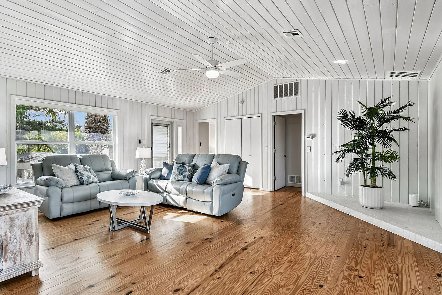 3 bed, 2.0 bath, 1603 sqft, $5,806 — Photo 3