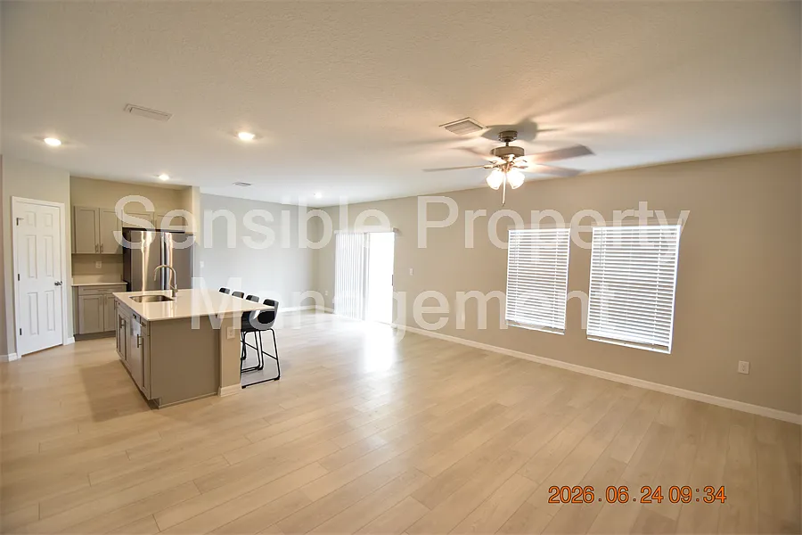 4 bed, 2.5 bath, 2094 sqft, $2,995 — Photo 4