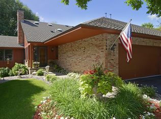1134 Hollybrook Dr, Wayzata, MN 55391