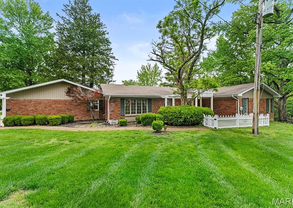 1st image of 160 Ladue Pines Dr