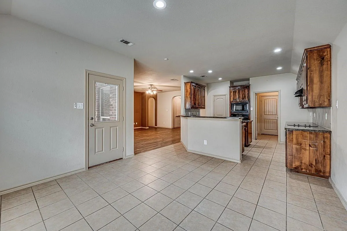 3 bed, 2.0 bath, 1806 sqft, $2,400 — Photo 2