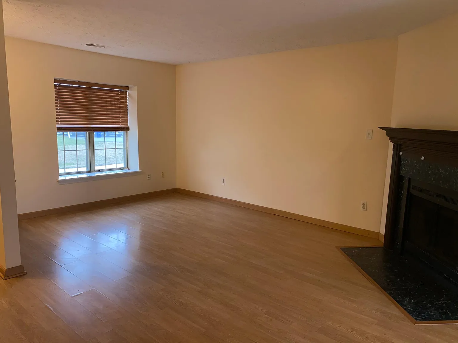 3 bed, 1.5 bath, 1300 sqft, $2,000 — Photo 3