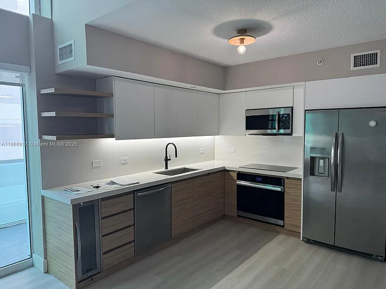 41 SE 5th St #501 — Photo 25