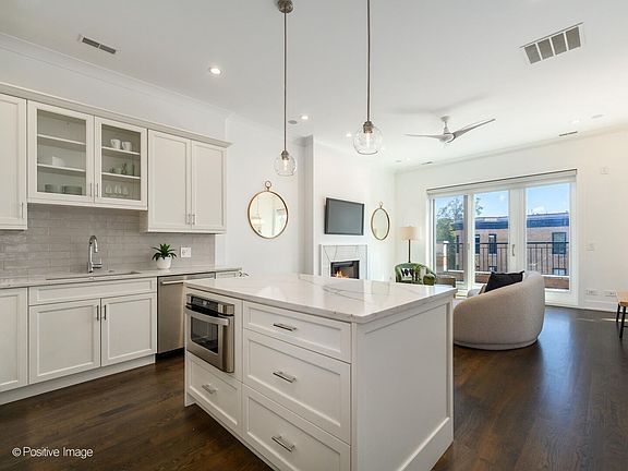 3rd image of 1038 W Diversey Pkwy APT 3E