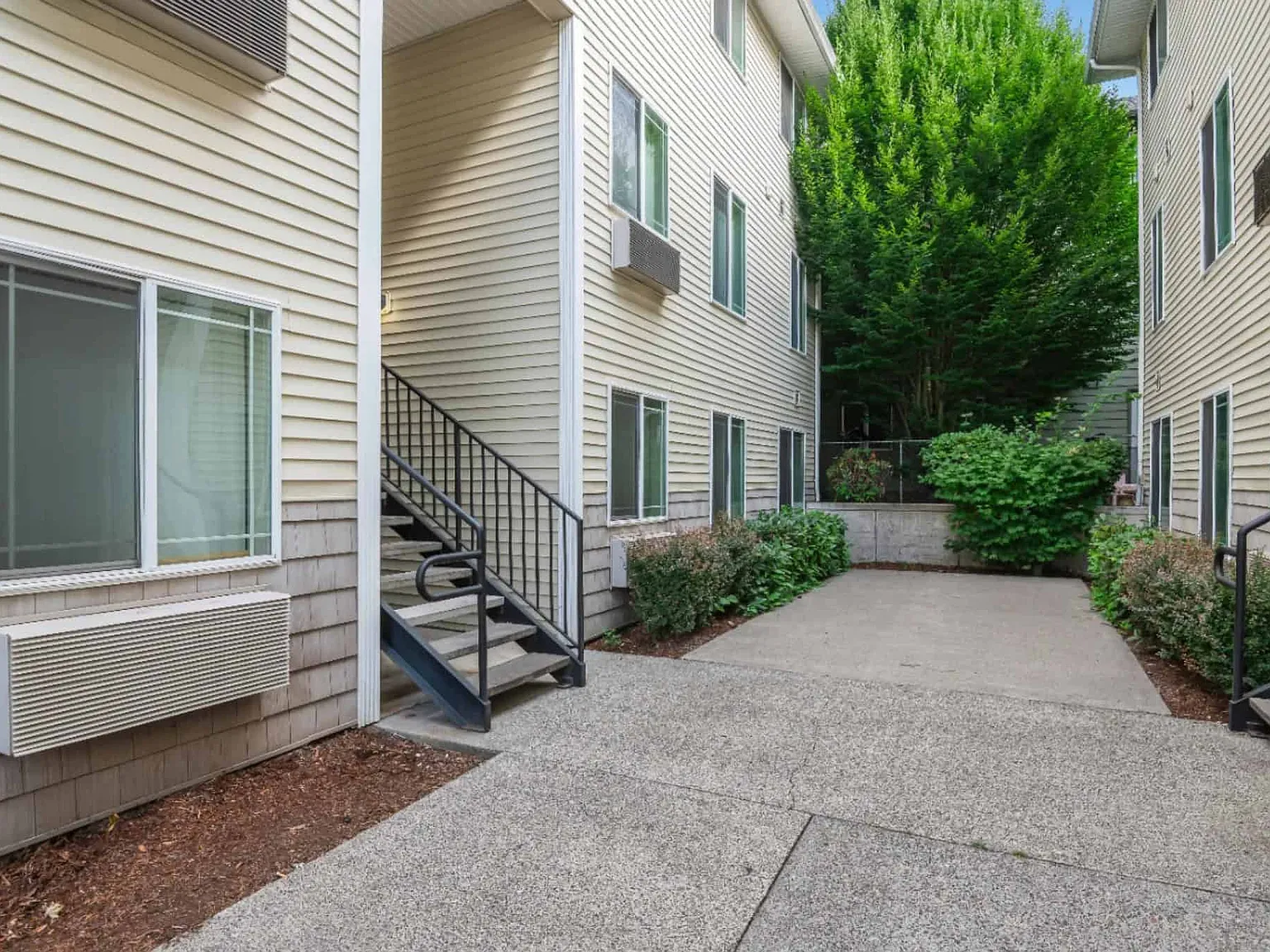 Raven Apartments — Photo 1