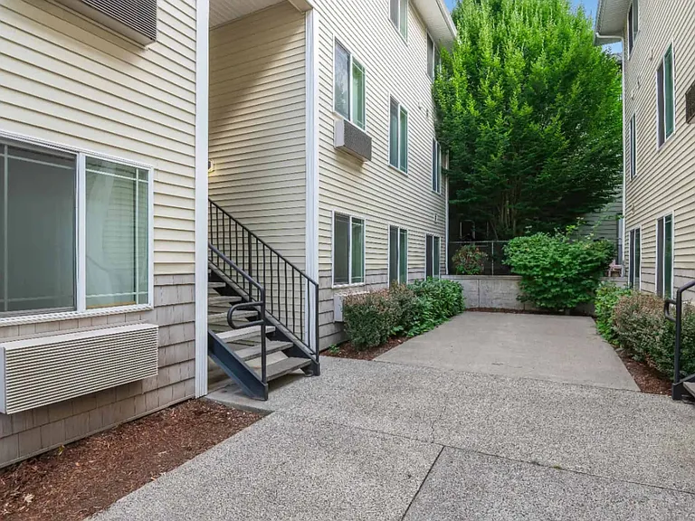 Raven Apartments — Photo 1