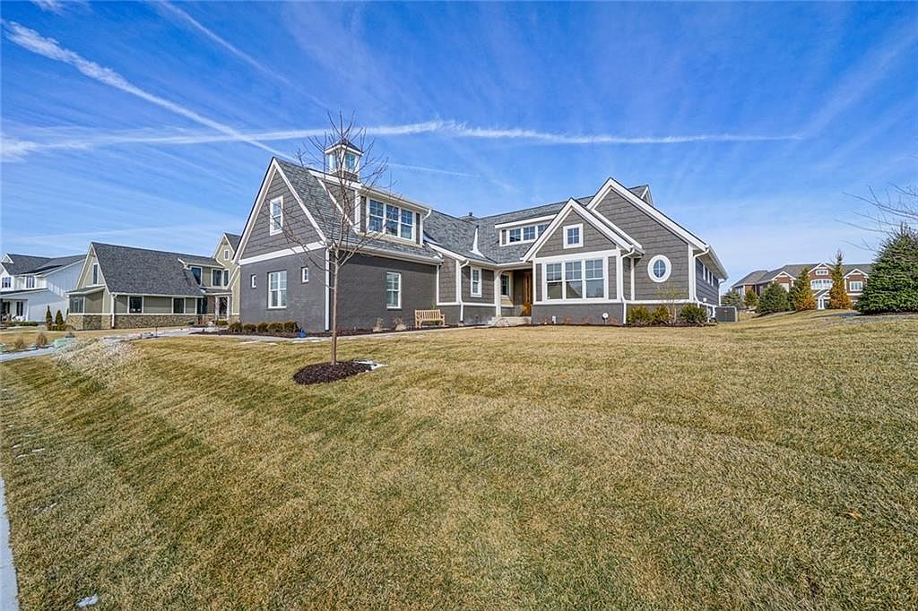 値下げ不可　house on the hill_ Parent Bag_Tile 1096 Chatham Hills Blvd, Westfield, IN 46074 | Zillow
