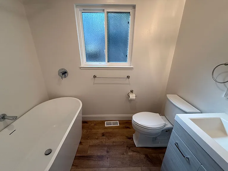 Scenic Ave Duplex — Photo 8