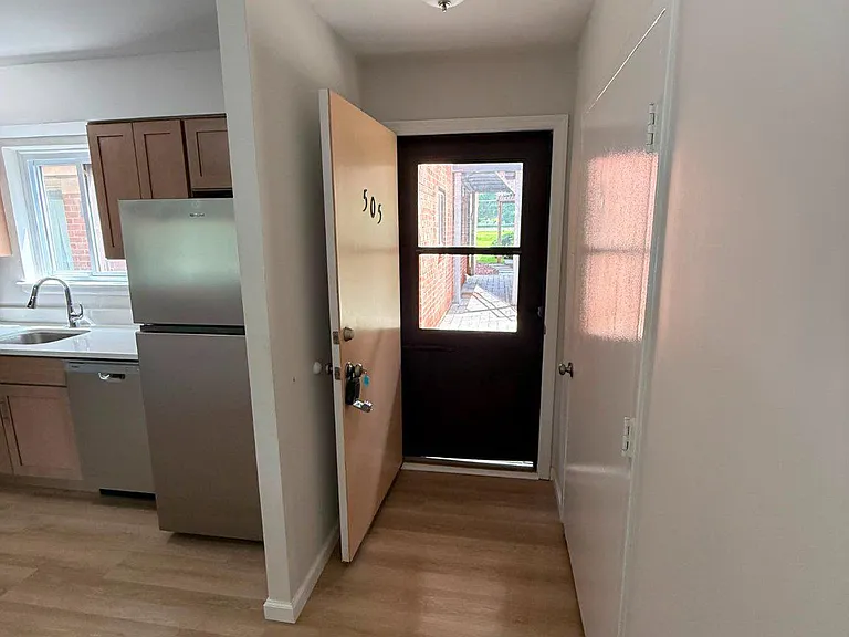 505 Meadow Woods Ln — Photo 9