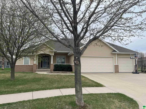 588 Sandstone Cir, Dakota Dunes, SD 57049