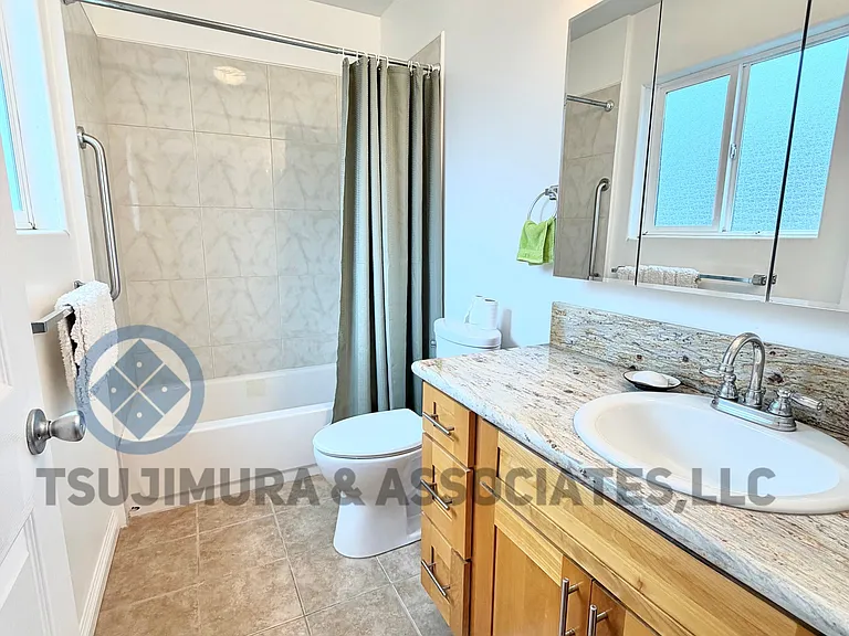 2323 E Manoa Rd — Photo 8