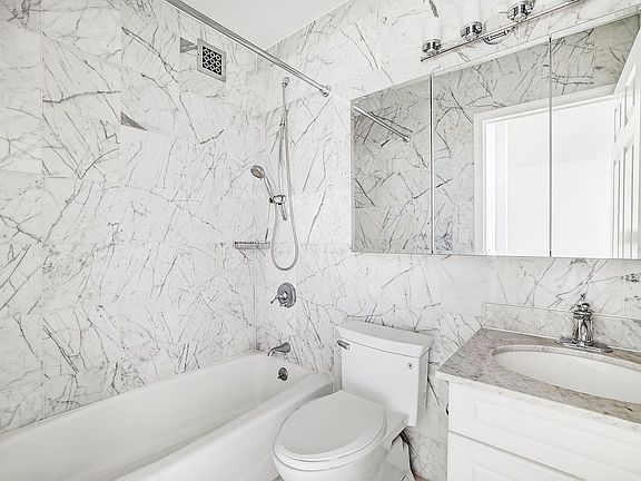 4th image of 30 W 63rd St APT 22O