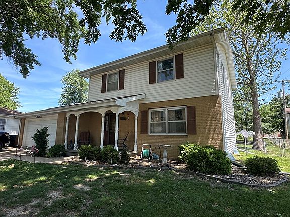 2nd image of 2202 Oak Ln