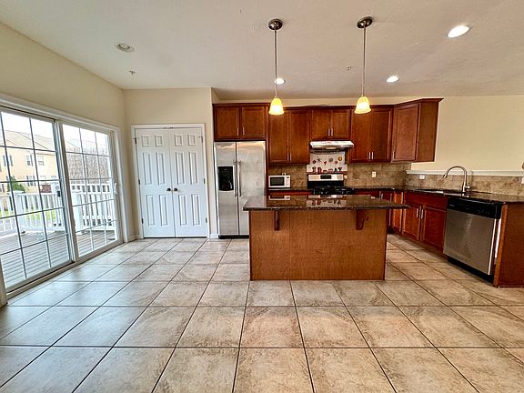 195 Moul Ave - Kitchen w/ Large Granite Top Island
