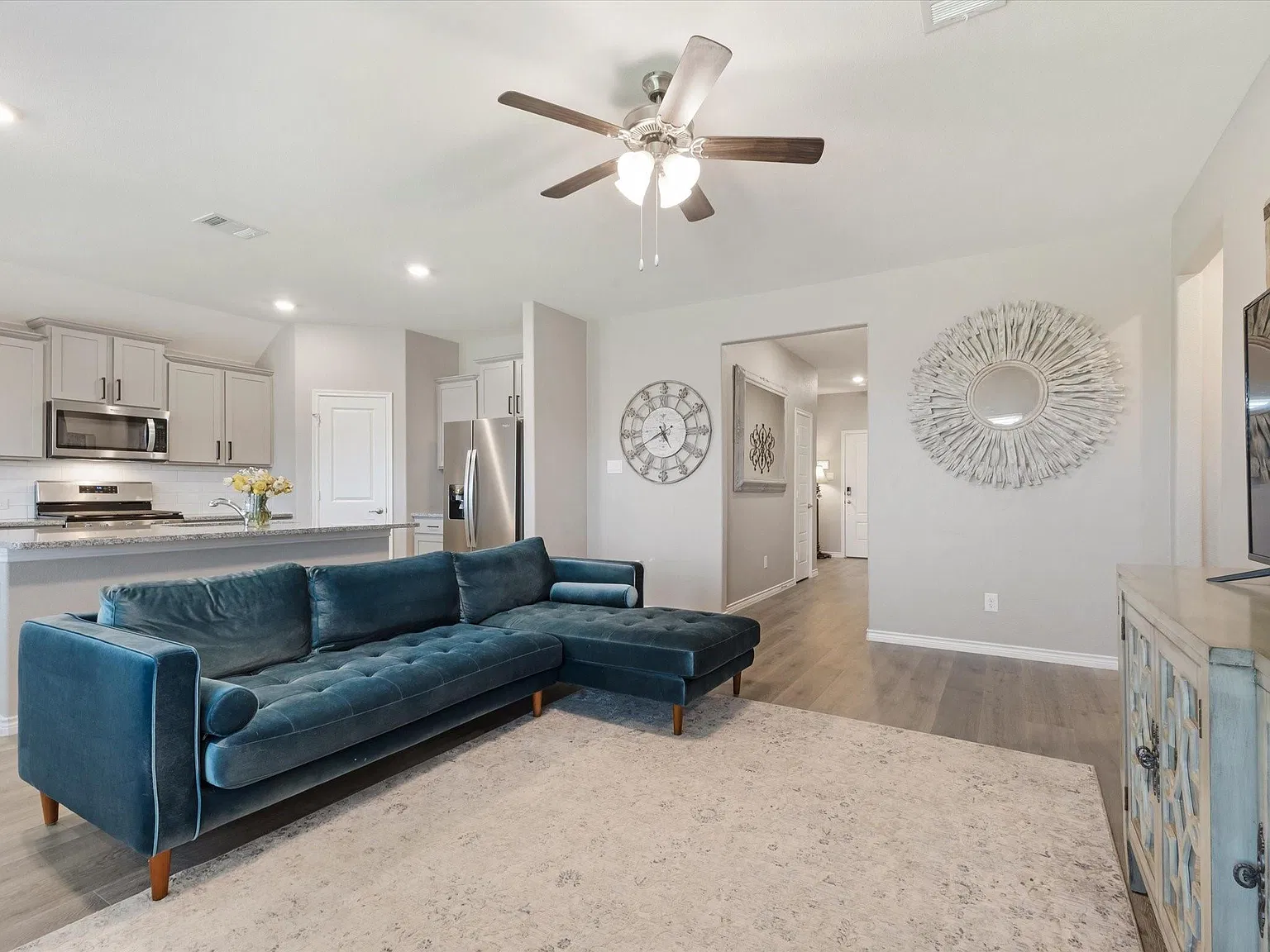 3 bed, 1639 sqft, $2,300 — Photo 3