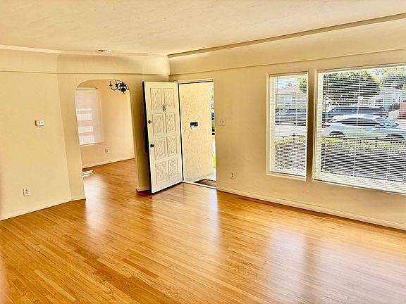 2nd image of 1070-1072 Diamond St #1070