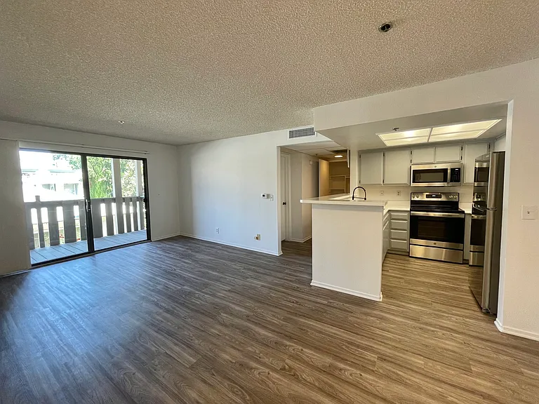 Windrose Place Pasadena — Photo 12