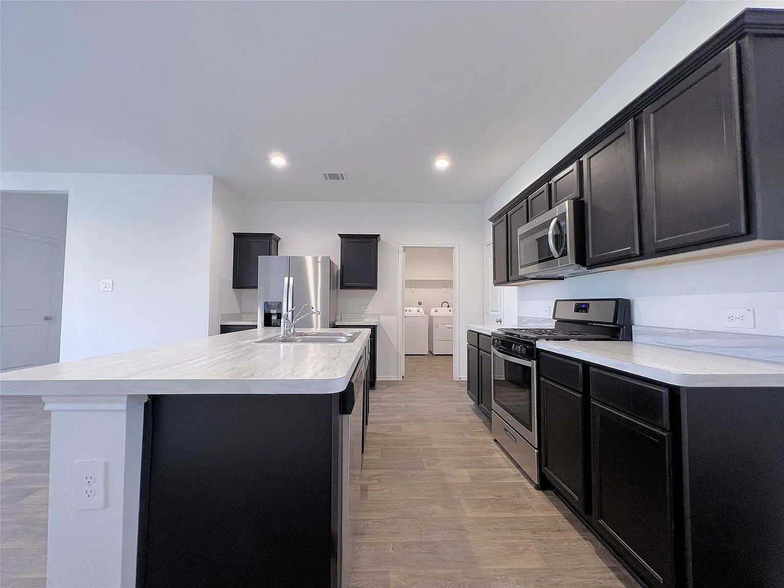 4 bed, 2.5 bath, 2042 sqft, $1,900 — Photo 3