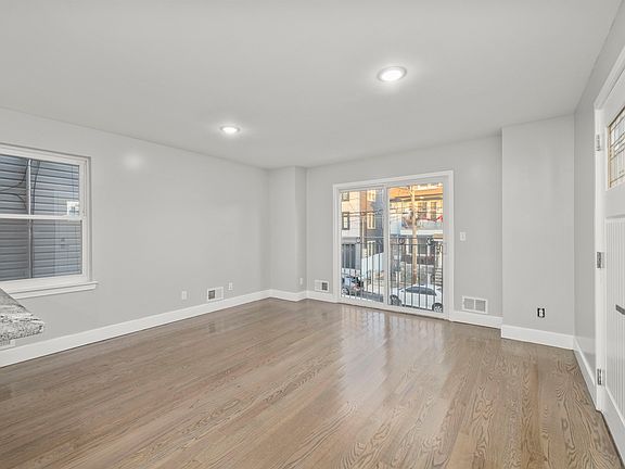 3rd image of 28 Oraton St #1