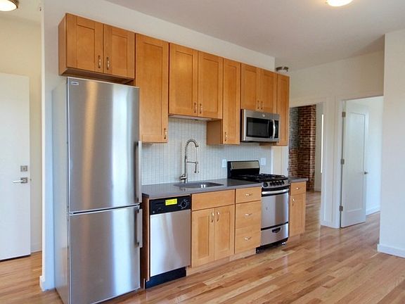 3rd image of 440 Irving Ave #3G