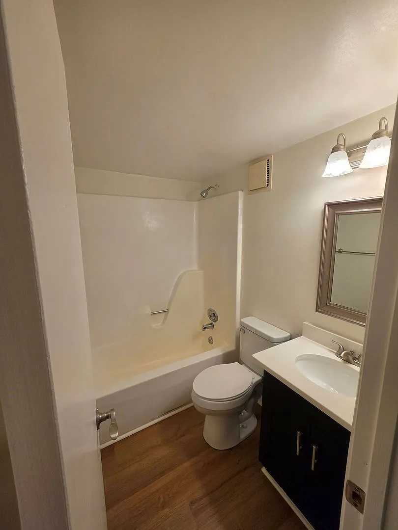 River Hills Flats — Photo 2