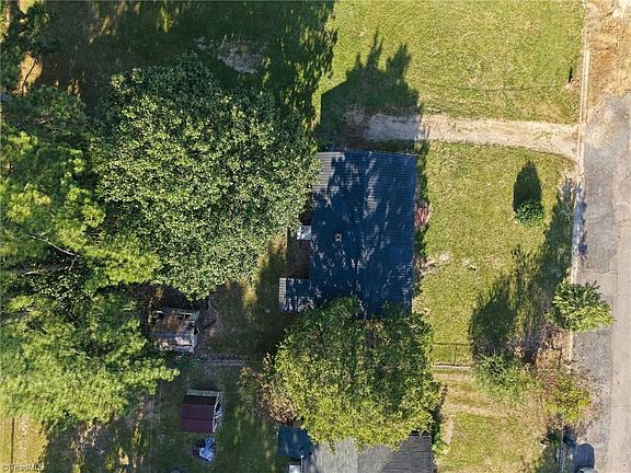 5th image of 302 E 17th St