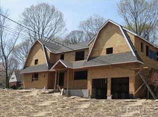 174 Wood Hollow Ln, New Rochelle, NY 10804