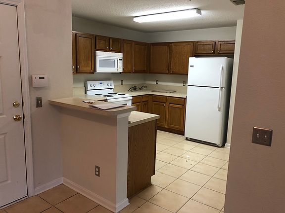 4th image of 6916 Ortega Woods Dr