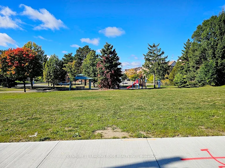 10 Spruce Pines Cres #2 — Photo 24