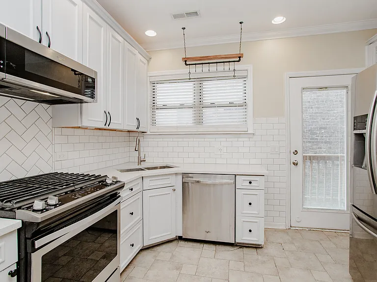 1362 W Greenleaf Ave #3A — Photo 3