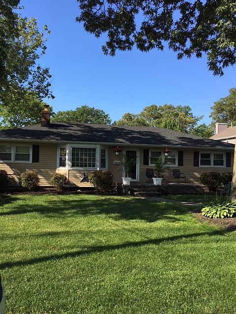 1st image of 2405 Hemlock Ln