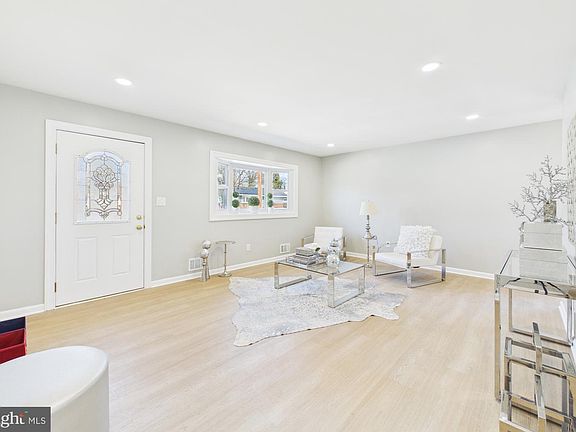 3rd image of 403 Arbor Dr